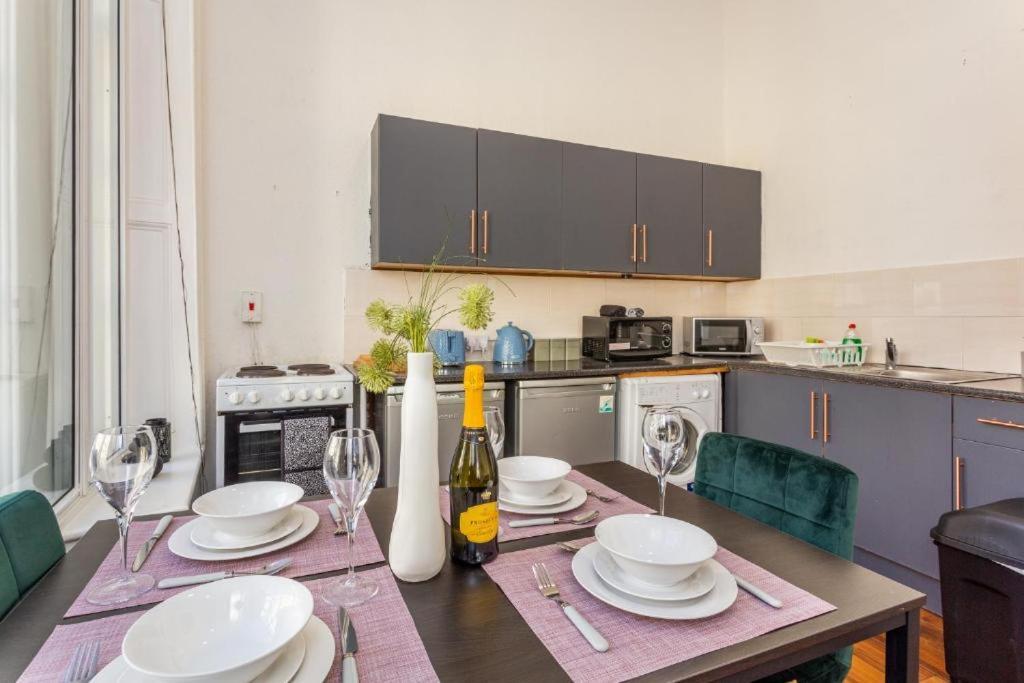 Newcastle'S Most Central Apartment - Sleeps 10 Buitenkant foto