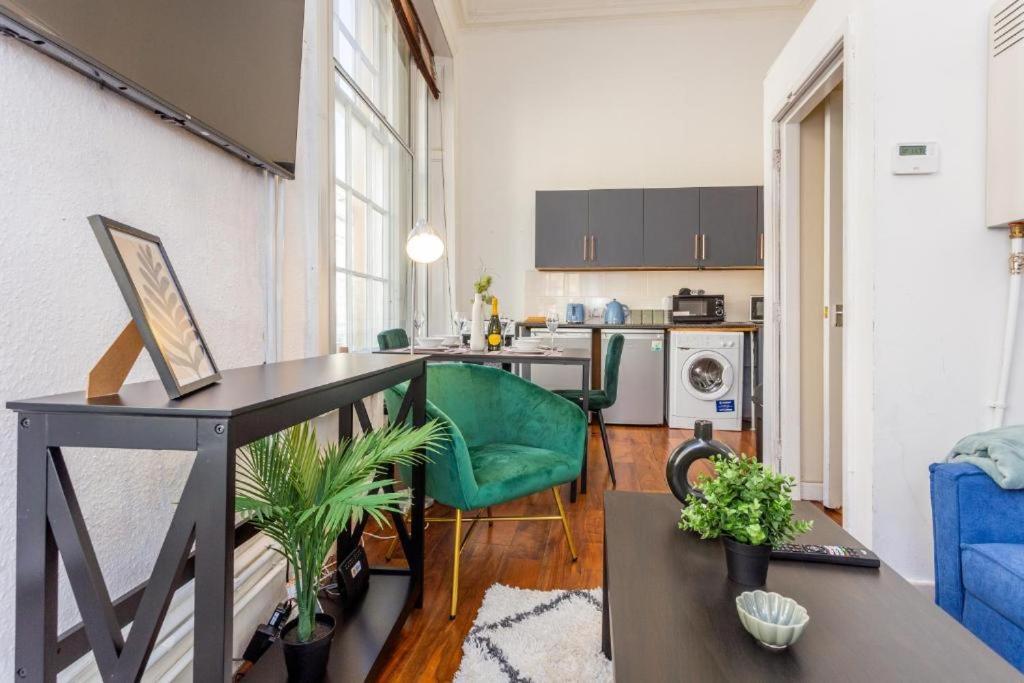 Newcastle'S Most Central Apartment - Sleeps 10 Buitenkant foto