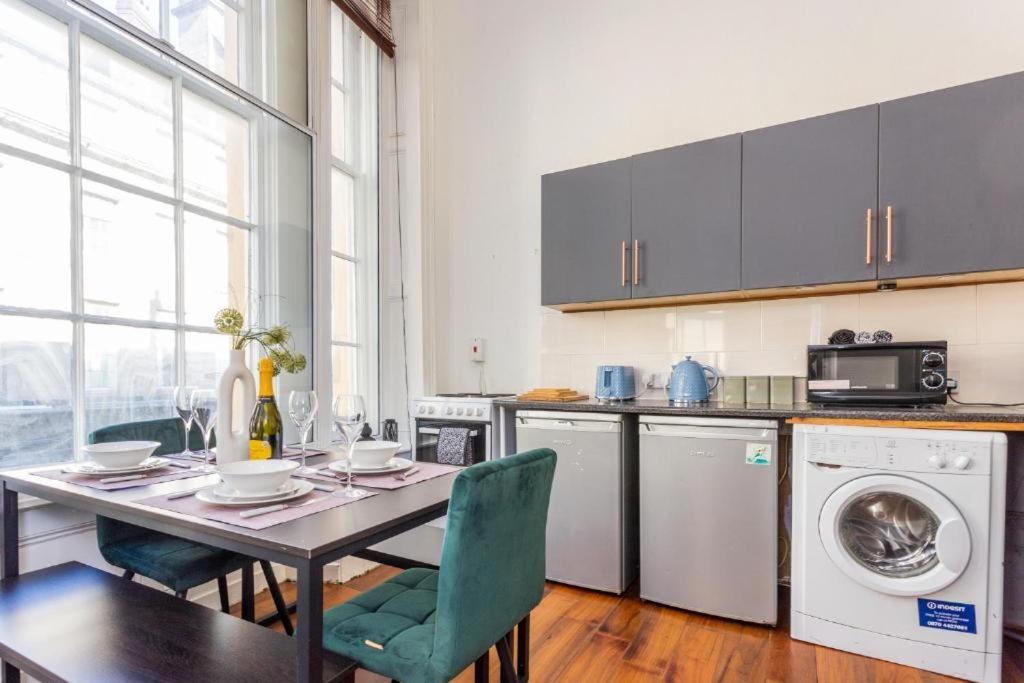 Newcastle'S Most Central Apartment - Sleeps 10 Buitenkant foto