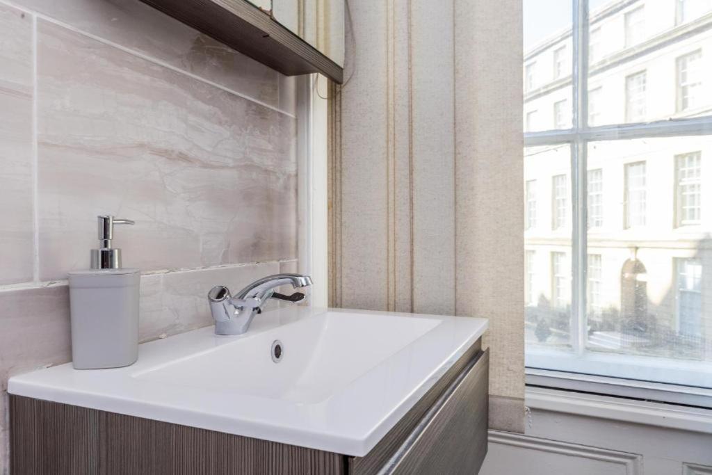 Newcastle'S Most Central Apartment - Sleeps 10 Buitenkant foto