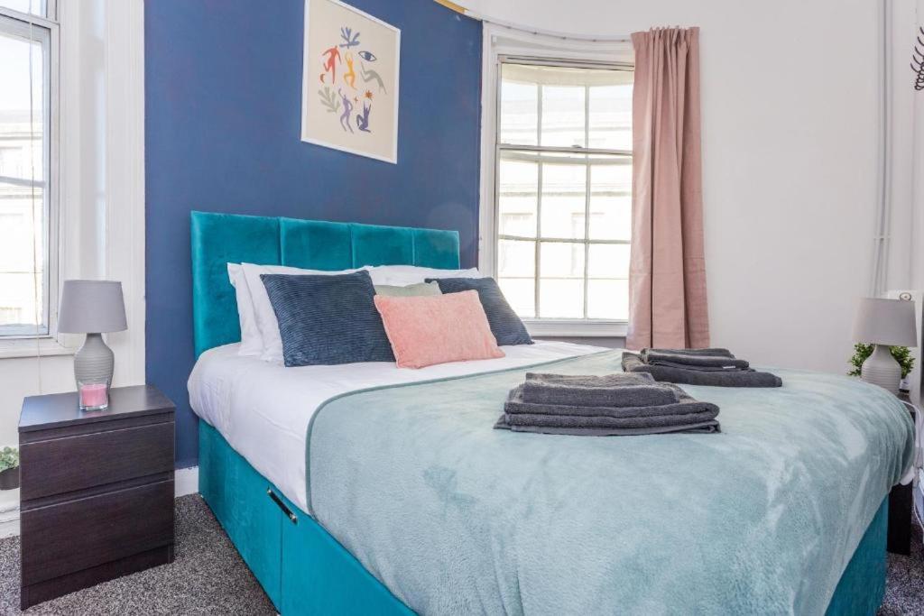 Newcastle'S Most Central Apartment - Sleeps 10 Buitenkant foto