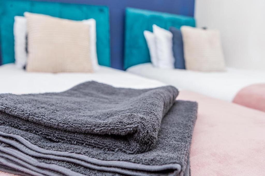 Newcastle'S Most Central Apartment - Sleeps 10 Buitenkant foto
