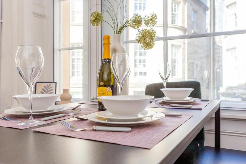 Newcastle'S Most Central Apartment - Sleeps 10 Buitenkant foto
