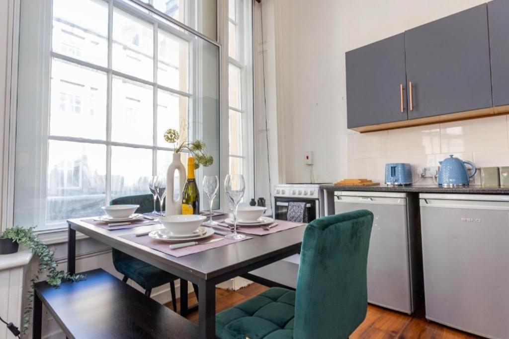 Newcastle'S Most Central Apartment - Sleeps 10 Buitenkant foto