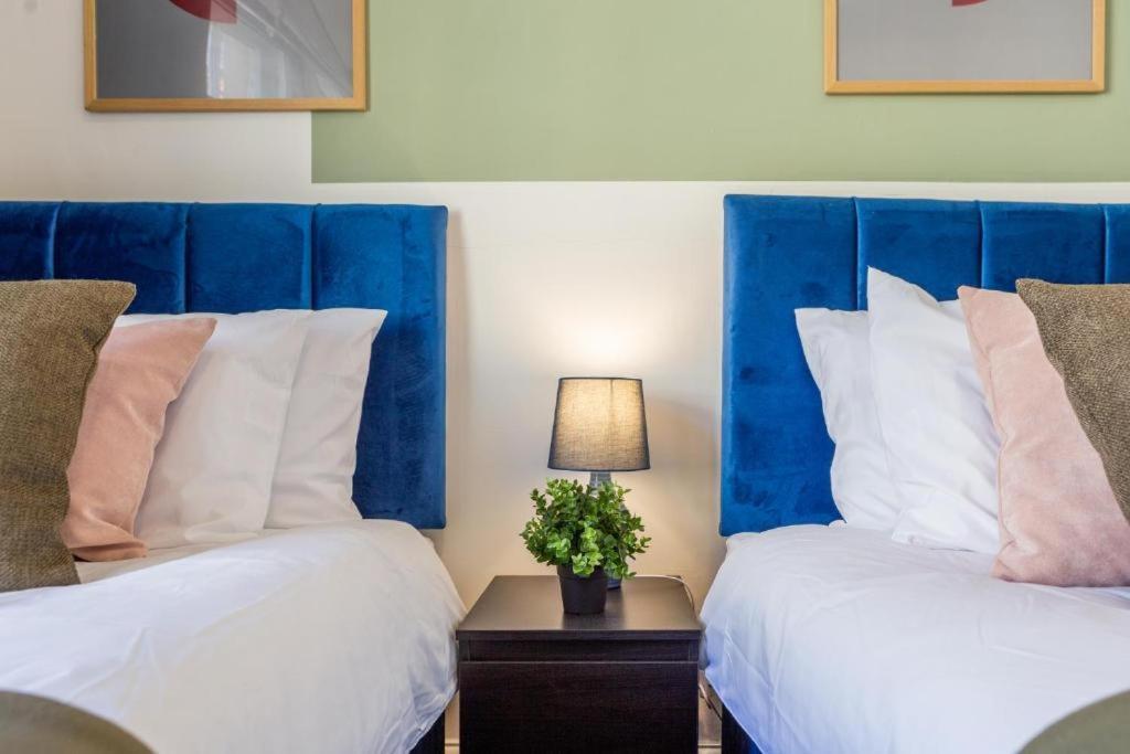 Newcastle'S Most Central Apartment - Sleeps 10 Buitenkant foto